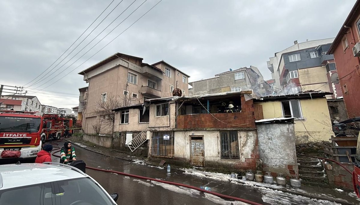Kocaeli'de korkutan ev yangını: 5 kişi hastanelik oldu Kocaeli'de korkutan ev yangını: 5 kişi hastanelik oldu