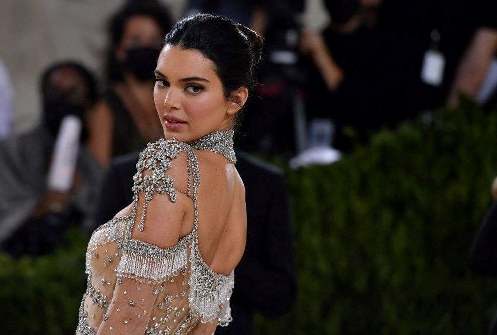 Kendall Jenner dünyaca ünlü müzeyi yalın ayak gezdi! - 3