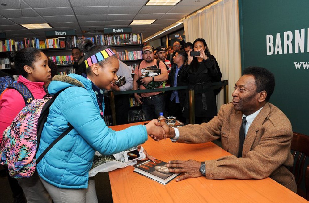Pele Kitab n Imzalad Magazin Haberleri