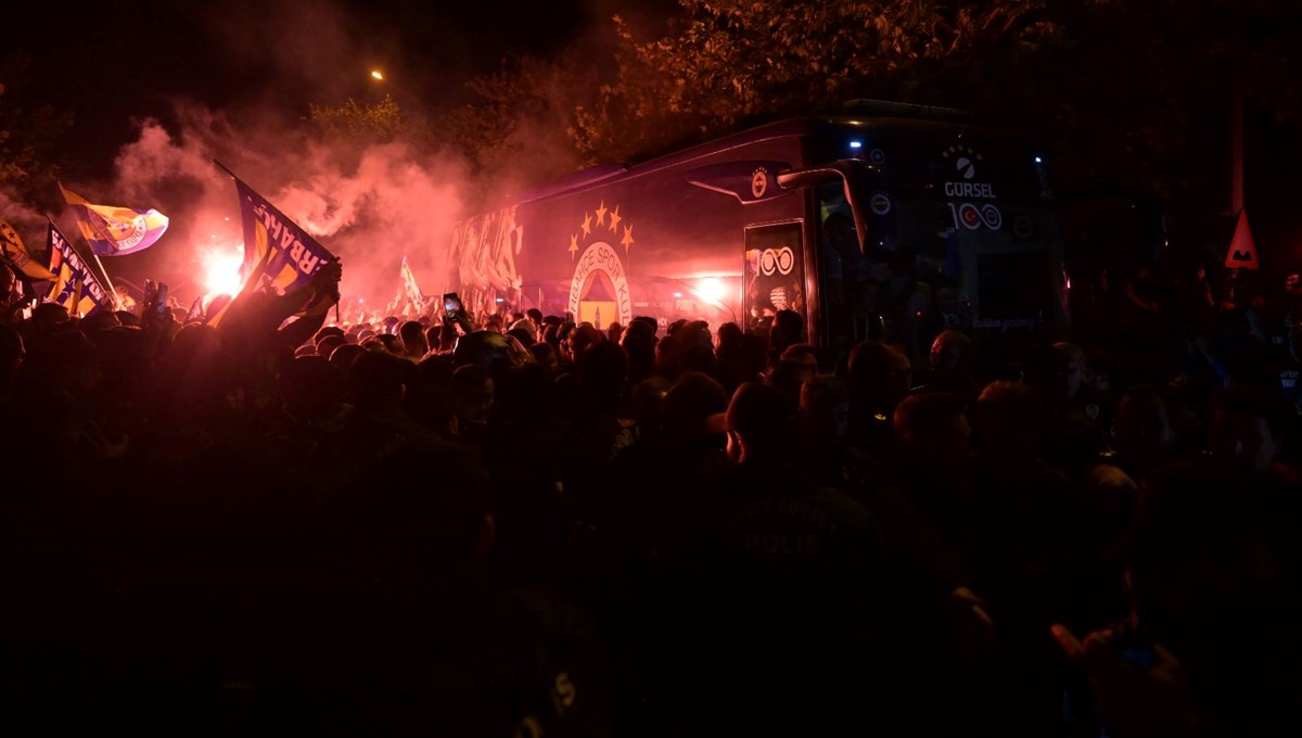 Samandıra’da Fenerbahçe kafilesine coşkulu karşılama Samandıra’da Fenerbahçe kafilesine coşkulu karşılama