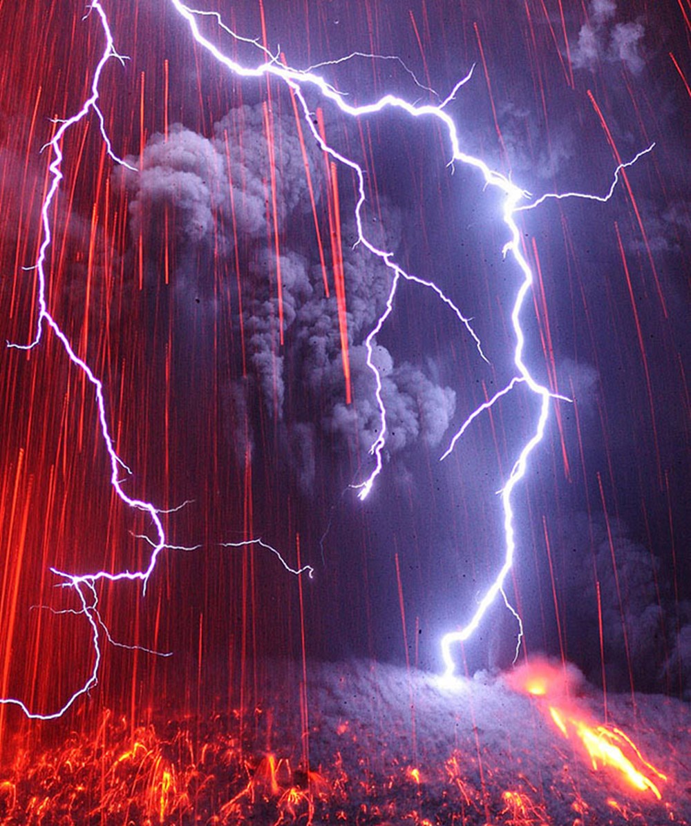 Красный явления природы. Сакурадзима вулкан извержение. Красивая молния.