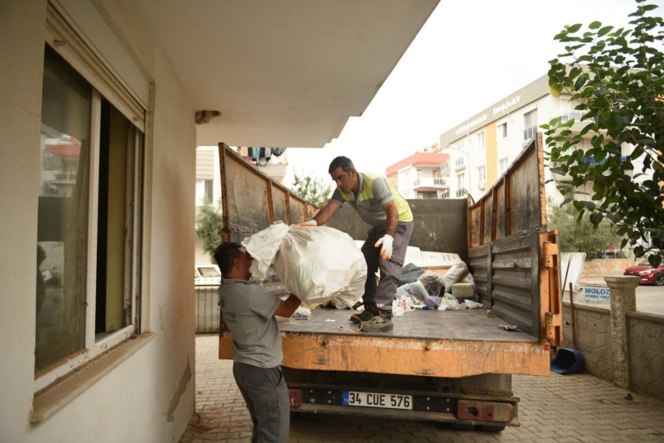 Kötü koku tüm mahalleyi sardı! Evden kamyon dolusu çöp çıktı - 1