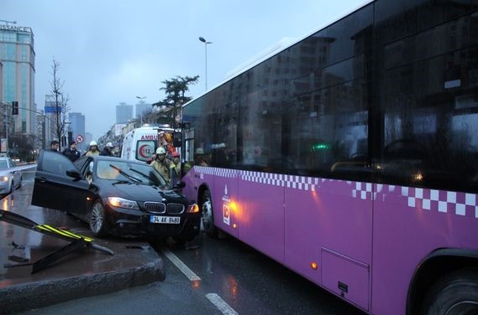 Beşiktaş'ta otobüs otomobile çarptı - 2