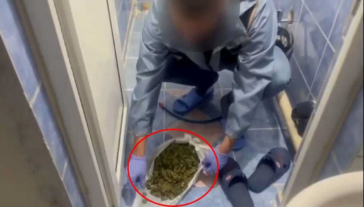 Polis baskınında uyuşturucuyu tuvalete dökerken yakalandı Polis baskınında uyuşturucuyu tuvalete dökerken yakalandı