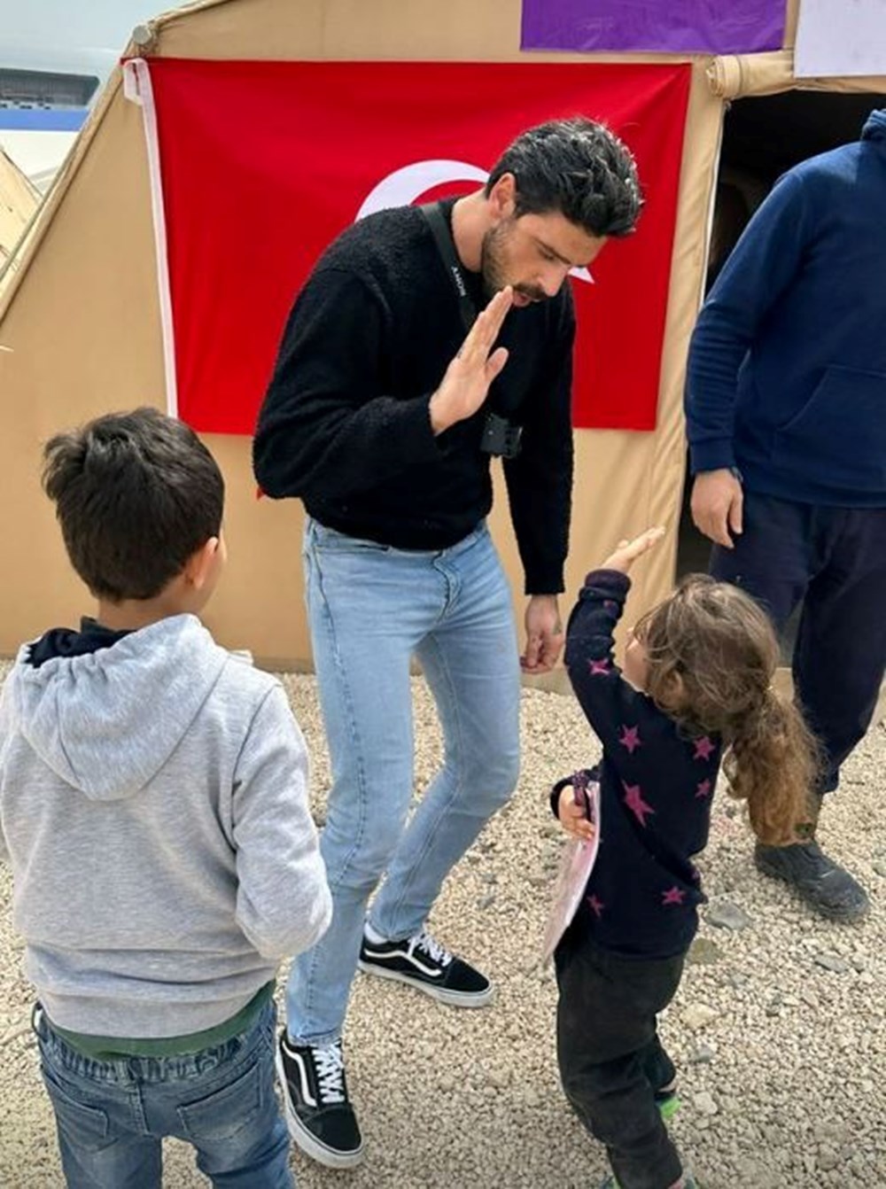 İtalyan oyuncu Michele Morrone deprem bölgesinde - 9