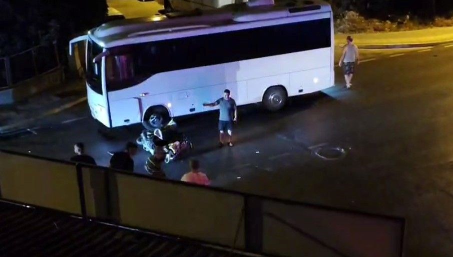 Elektrikli bisiklet, otobüs ile çarpıştı