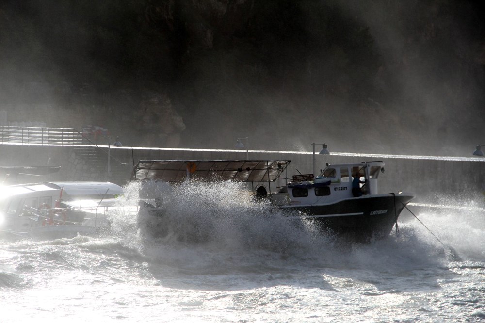 Antalya'da dev dalgalar yat limanını yuttu: 1 tur, 2 balıkçı teknesi battı - 7
