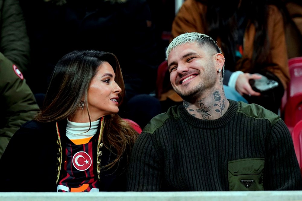 Icardi sevgilisi China Suarez ile birlikte Galatasaray-Fenerbahçe derbisinde tribünde - 2