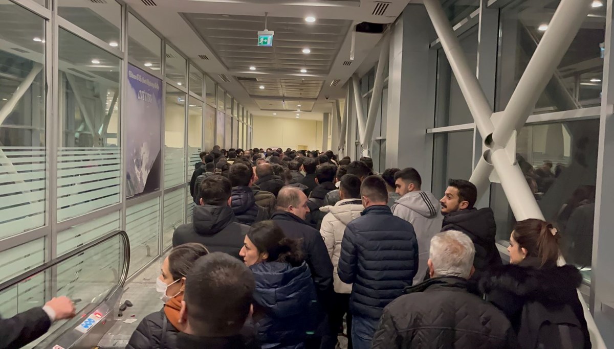 Sınır kapısında 'telefon turizmi' kuyruğu