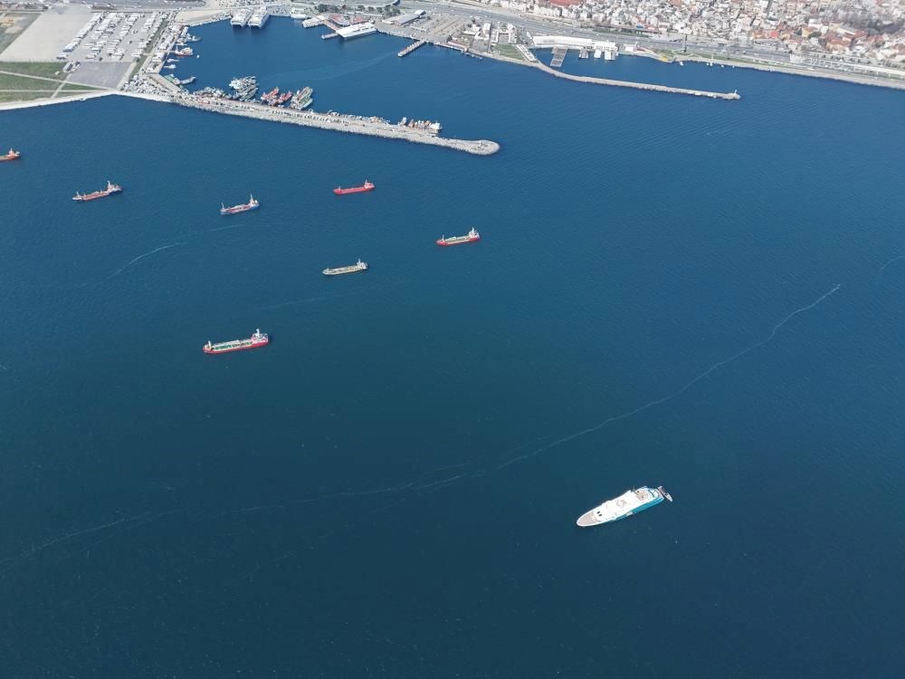 İstanbul açıklarında endişe yaratan görüntü: Sarayburnu’ndan
Bakırköy’e kadar uzanıyor - 2