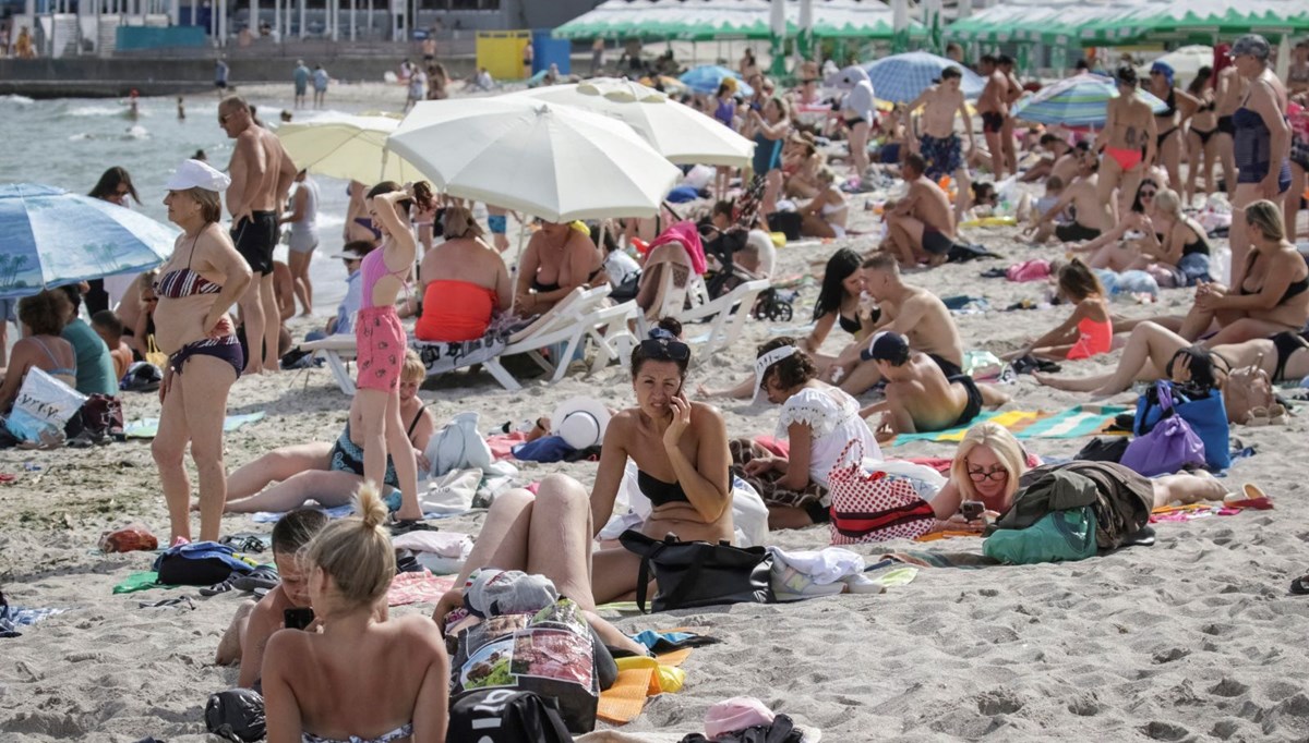 Odesa'da plajlar açıldı: Hava saldırısı alarmında denize girmek yasak