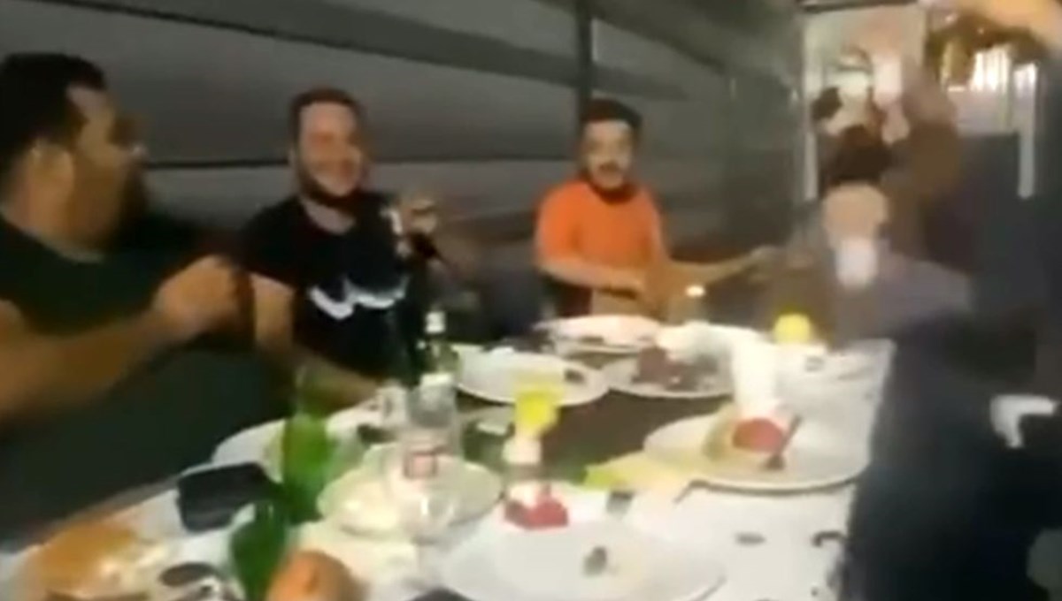 Hareket halindeki TIR'da içki sofrası