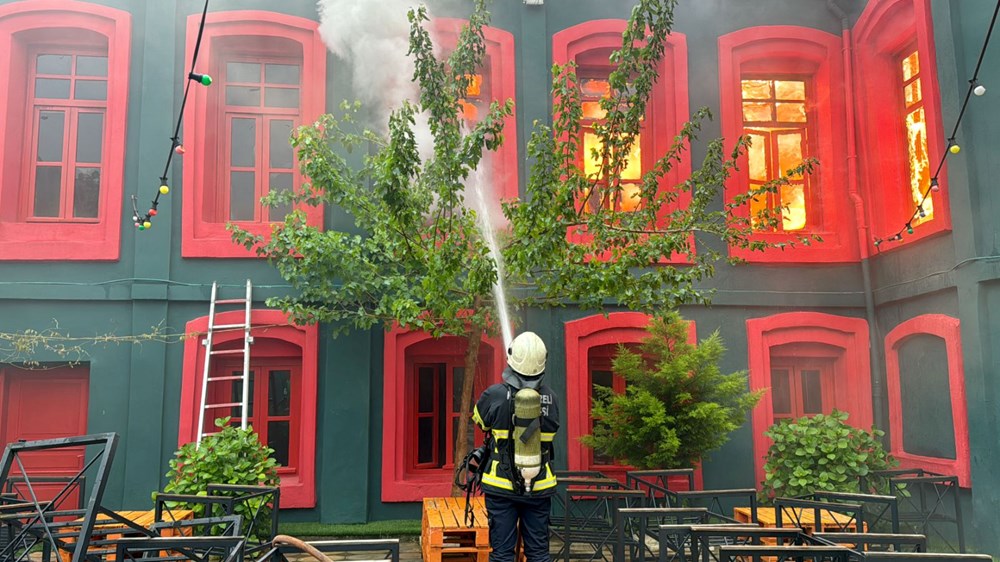 Kırklareli'nde tarihi binada yangın: Alevlere müdahale sürüyor - 5