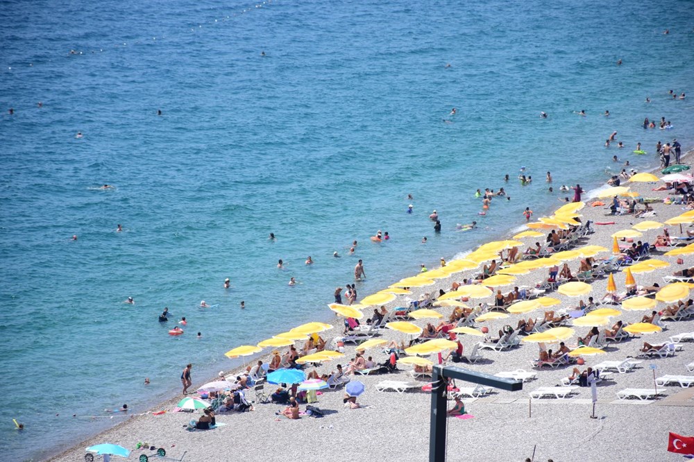 Antalya’da bunaltıcı sıcak: Deniz suyu 30 dereceye
yaklaştı - 4