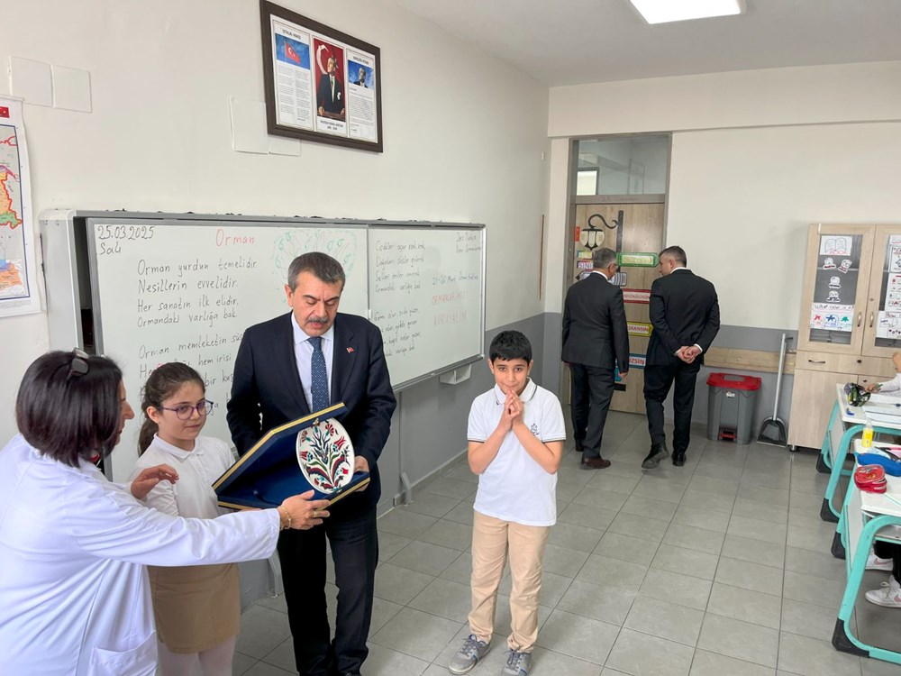 Sınıf başkanı sözünü tuttu! Bakan Tekin'den okula ziyaret - 3