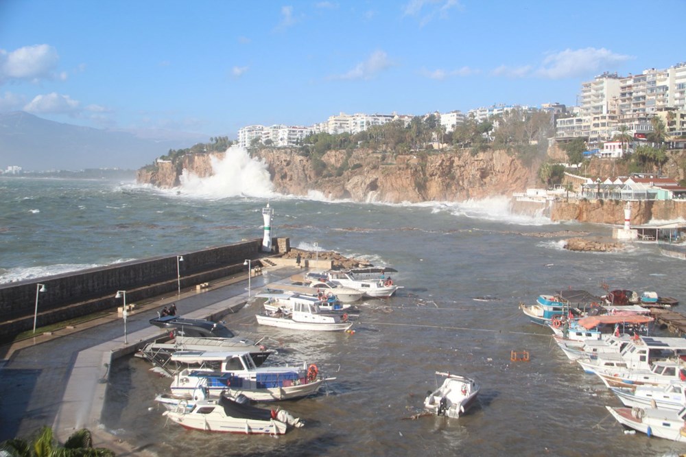 Antalya'da dev dalgalar yat limanını yuttu: 1 tur, 2 balıkçı teknesi battı - 19