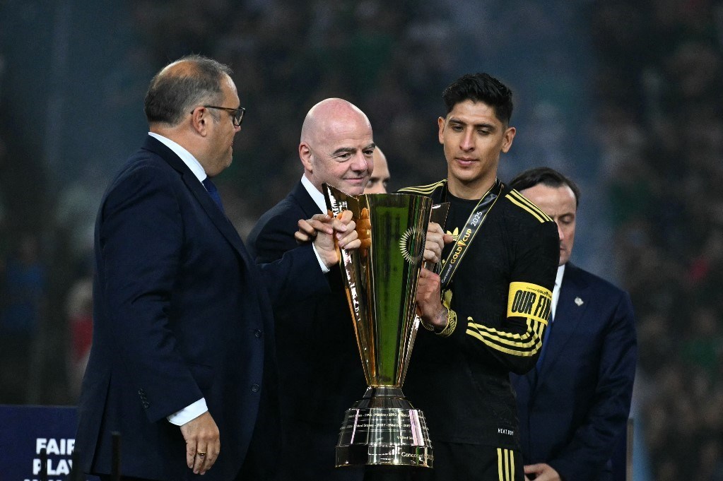Edson Alvarez (Sağda)