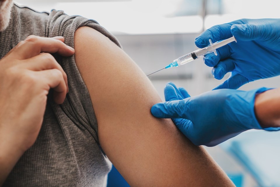 İtalya’da bir sağlık çalışanı sahte kolla Covid aşısı olmaya çalışırken yakalandı - 1