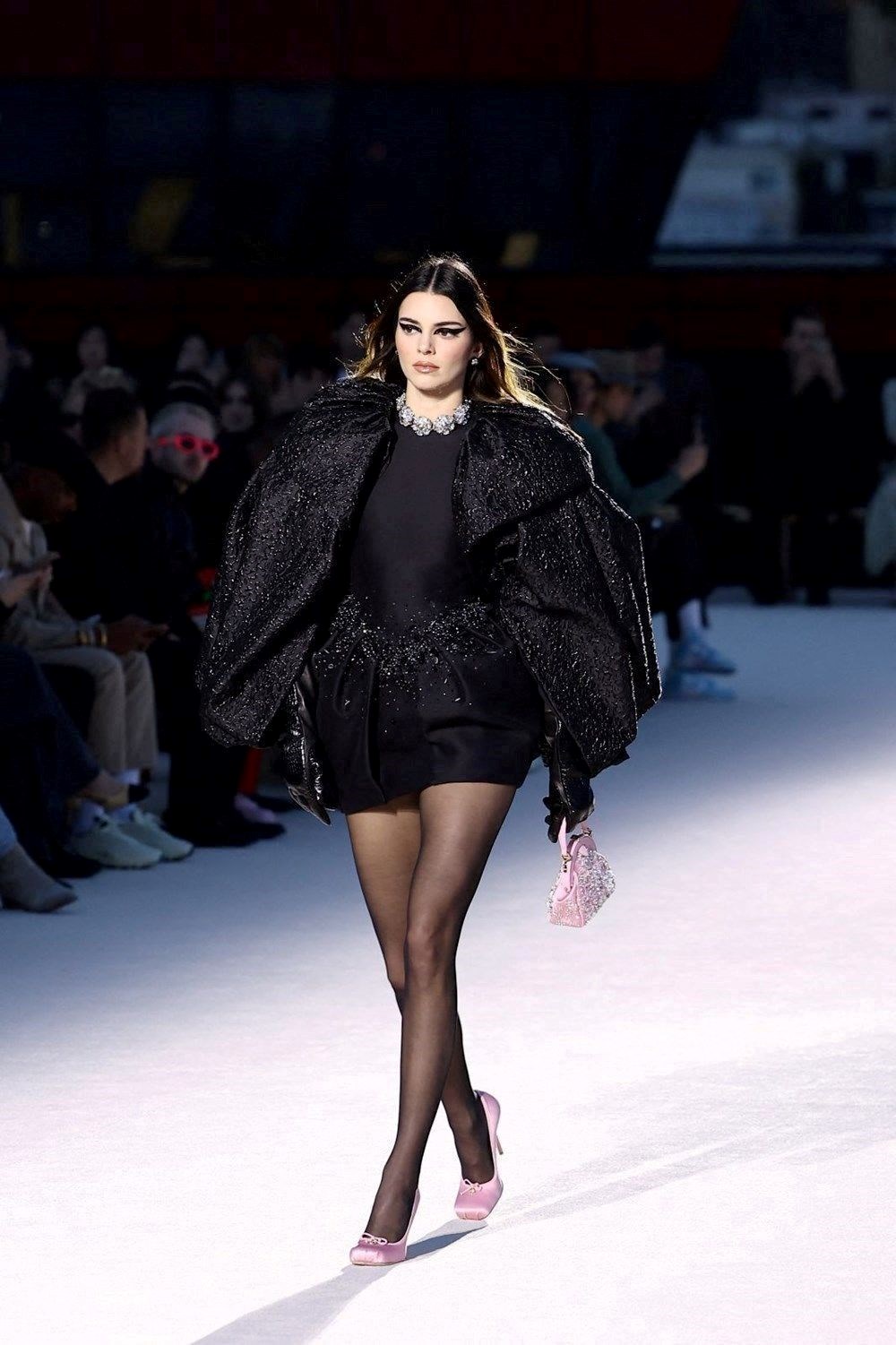 Kendall Jenner dünyaca ünlü müzeyi yalın ayak gezdi! - 5
