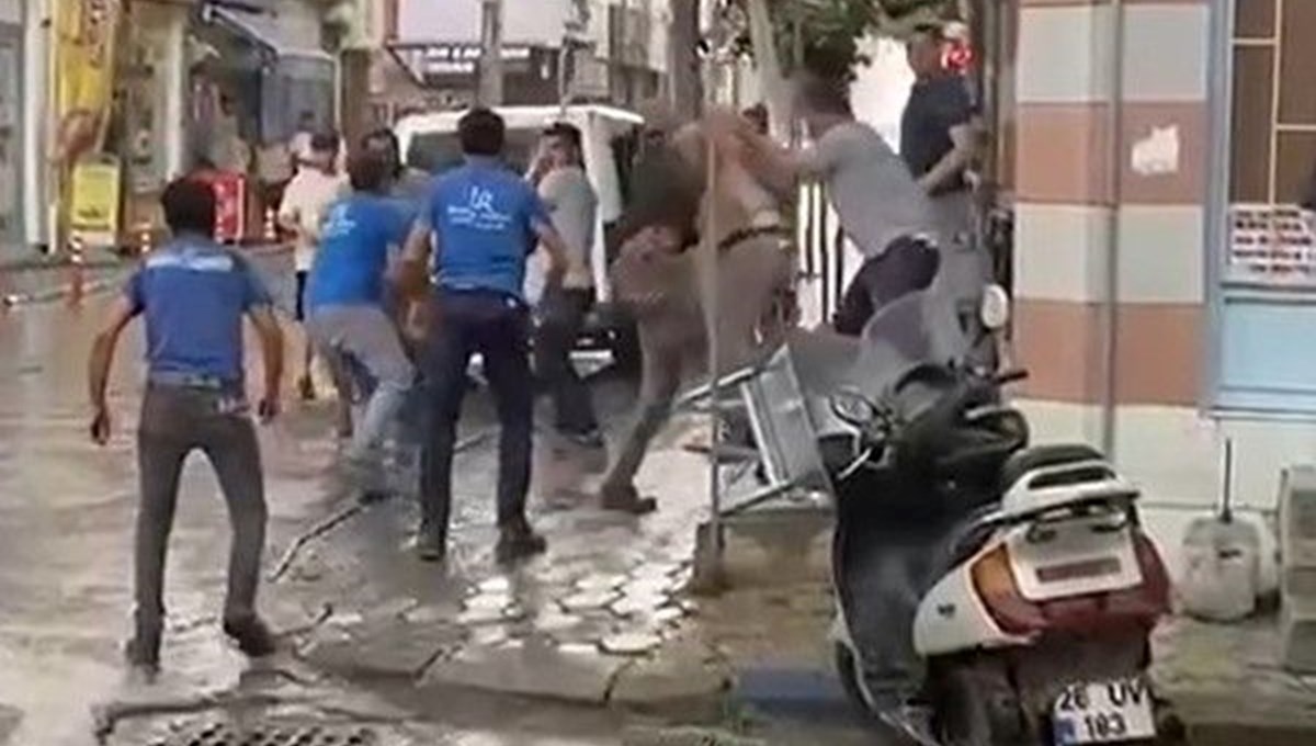Alacak verecek meselesinden tartışan akrabalar sokak ortasında kavga etti Alacak verecek meselesinden tartışan akrabalar sokak ortasında kavga etti