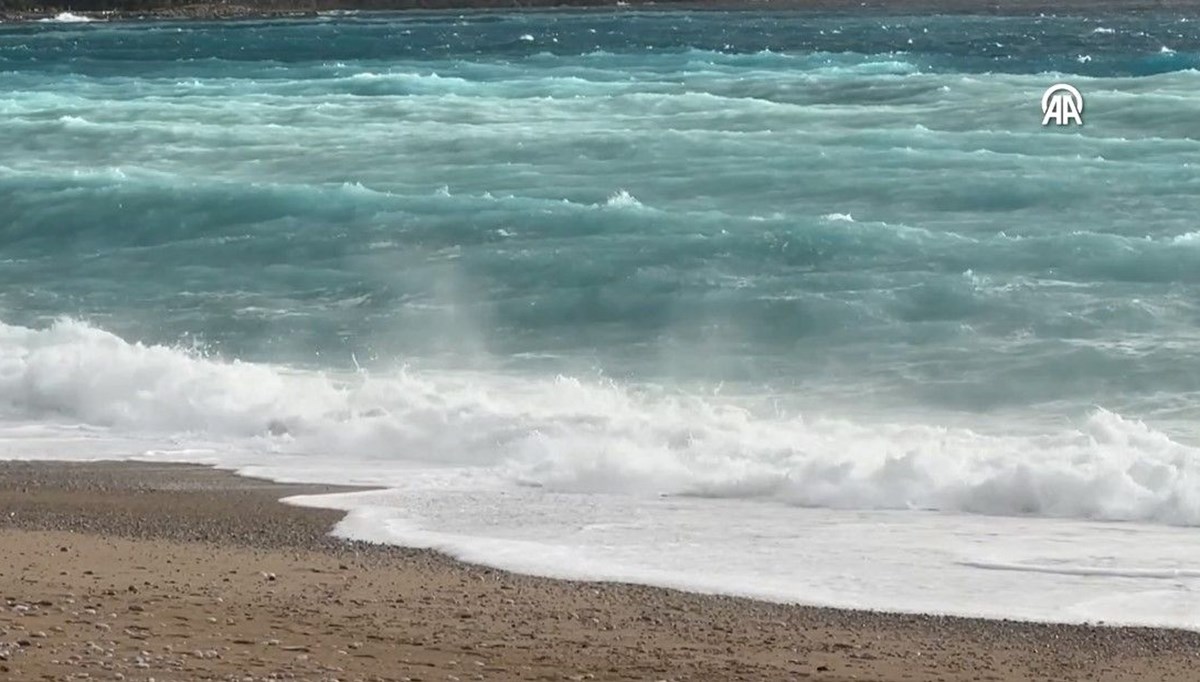 Muğla Fethiye'de denizin rengi değişti Muğla Fethiye'de denizin rengi değişti
