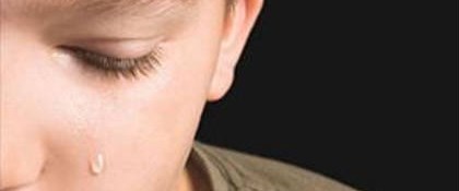 Видео про который плачет. Baby crying at night. Видео про который плачет. Ревущий человек. Мужские слезы.