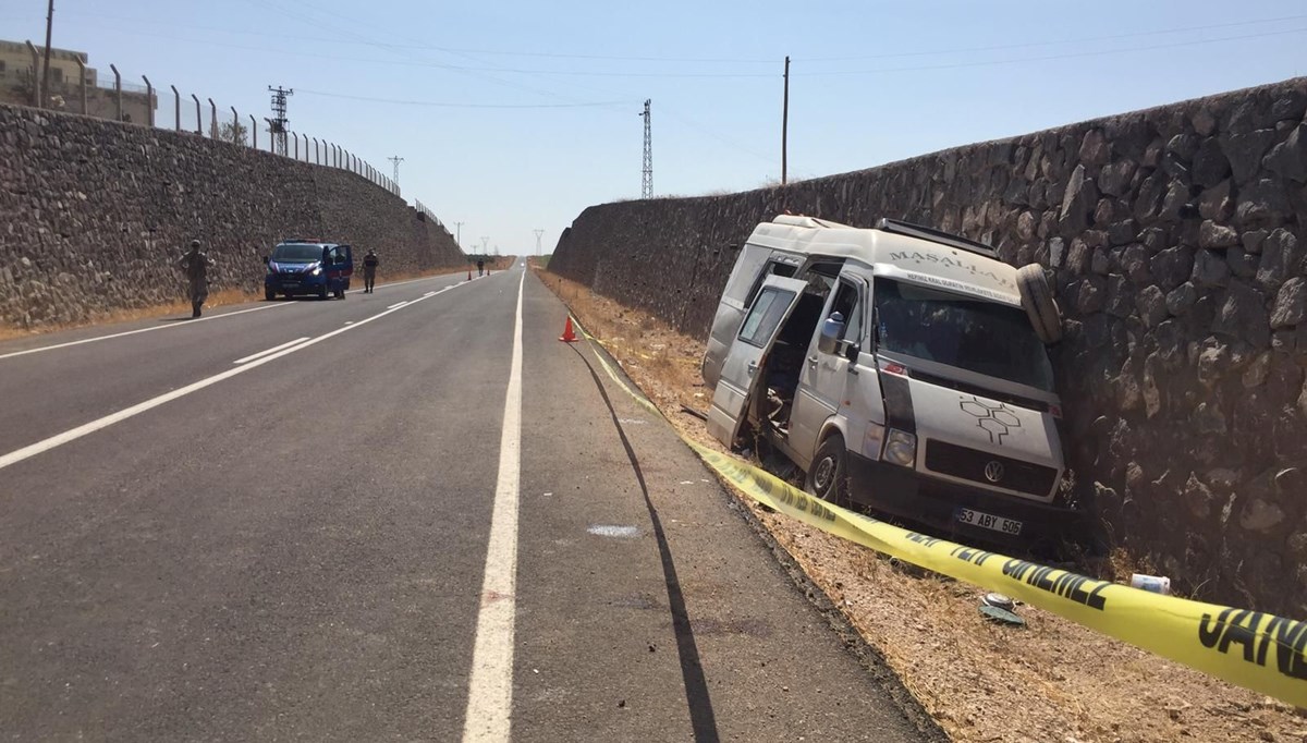 Tarım işçilerini taşıyan minibüs kaza yaptı: 3 ölü, 17 yaralı Tarım işçilerini taşıyan minibüs kaza yaptı: 3 ölü, 17 yaralı