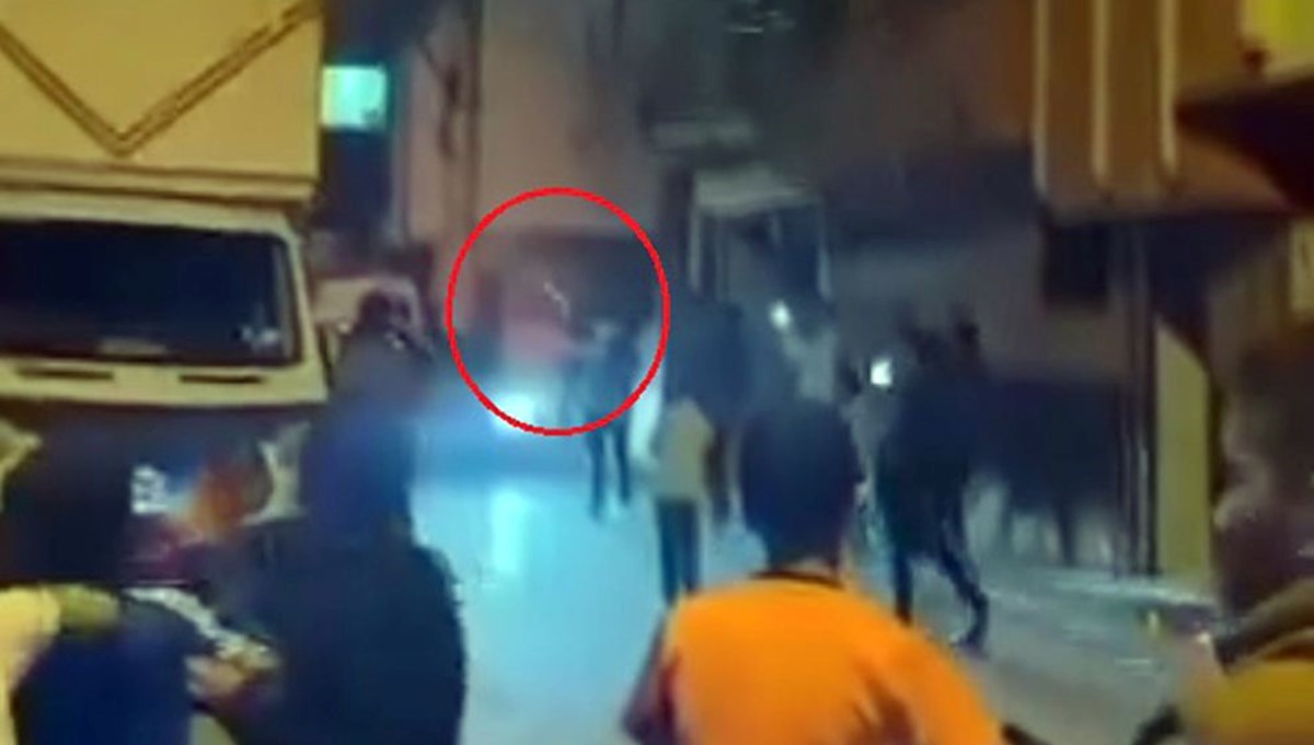 Cezaevinden tahliye olan kişiye sokakta silahlı kutlama Cezaevinden tahliye olan kişiye sokakta silahlı kutlama