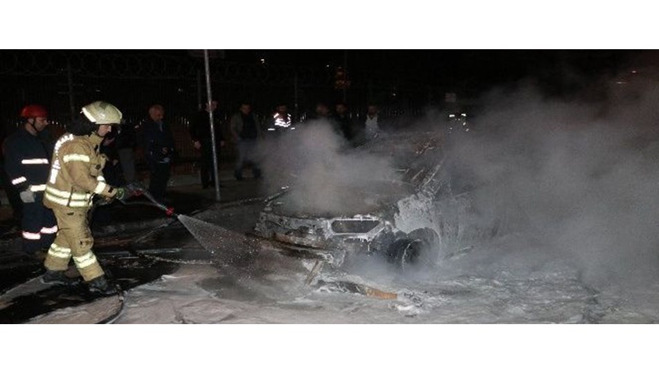 Bakırköy'de seyir halindeki takside yangın