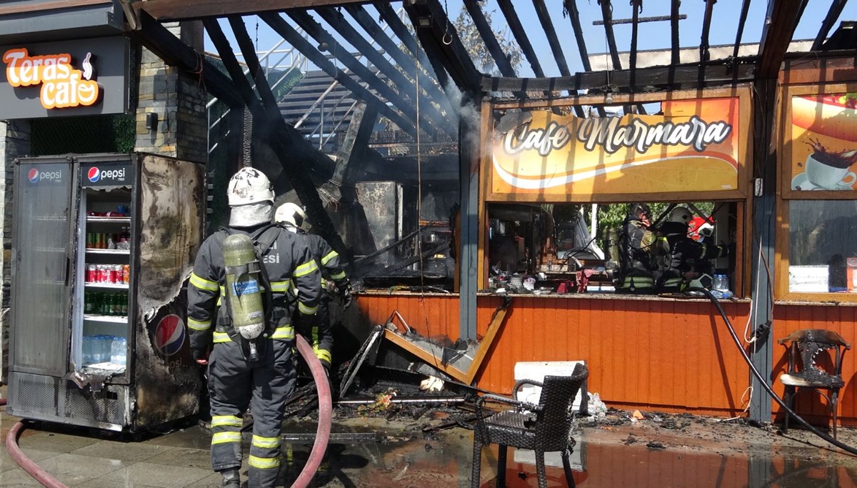 İzmit’te kafede yangın paniği: 2 işçi dumandan etkilendi