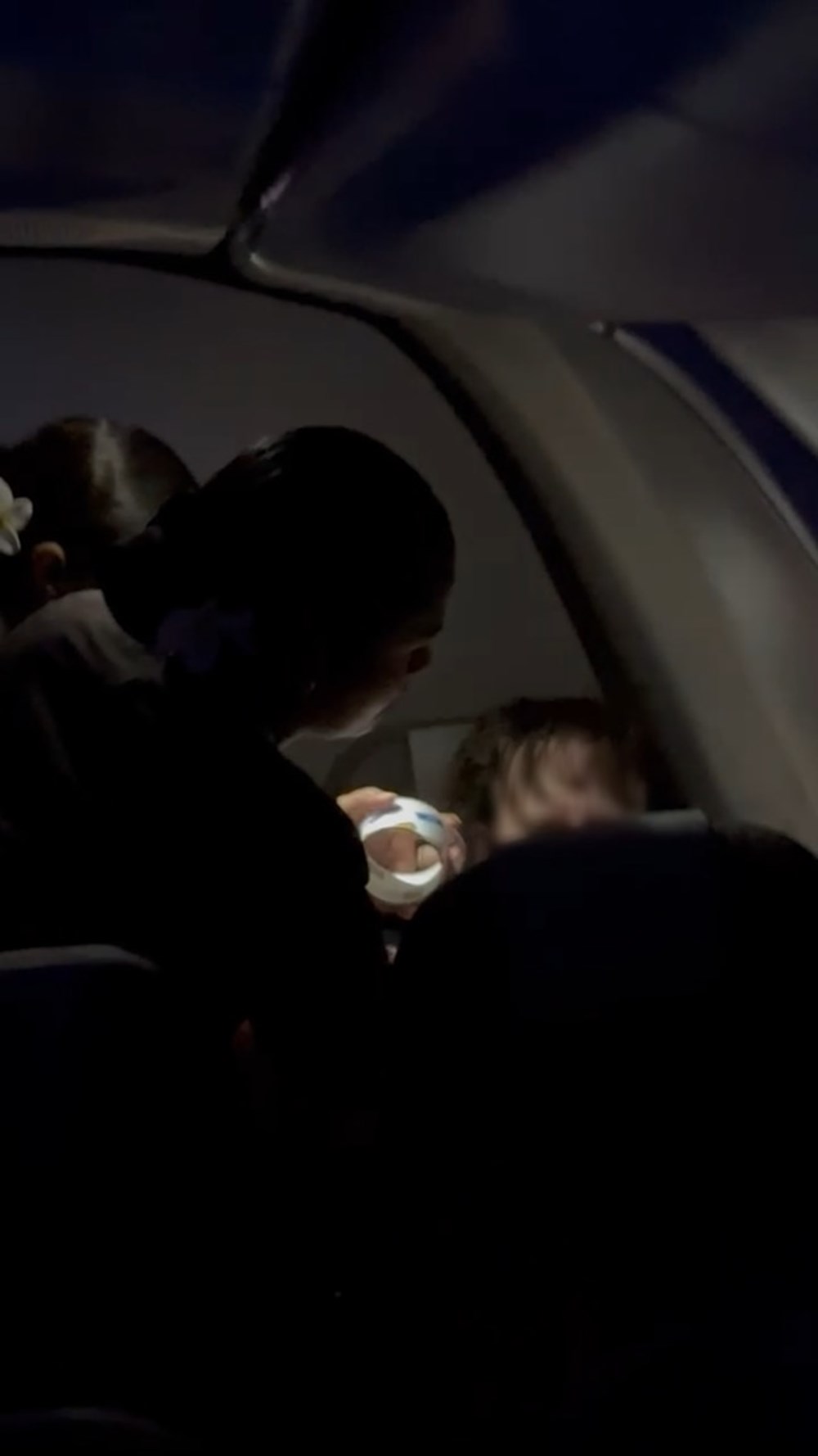 Uçakta skandal olay! Sinir krizi geçiren yolcunun ağzını bantladılar - 3