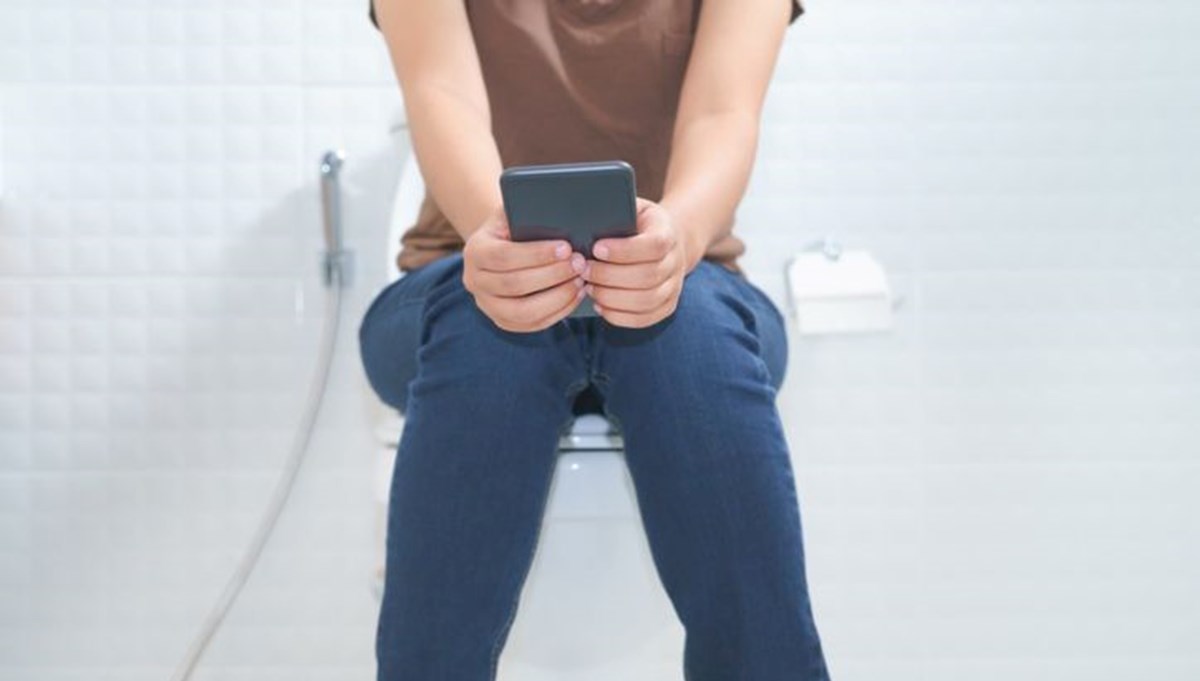 Tuvalete telefonla girenleri bekleyen tehlike! Bu hastalığı tetikliyormuş, ameliyata kadar götürüyor Tuvalete telefonla girenleri bekleyen tehlike! Bu hastalığı tetikliyormuş, ameliyata kadar götürüyor