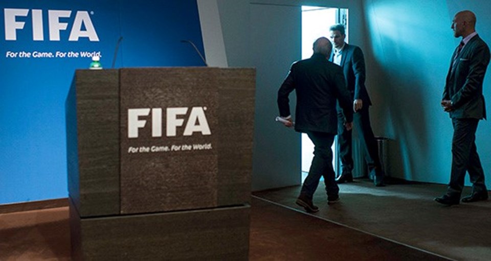FIFA Başkanı Sepp Blatter, baskınların arkasında siyasi nedenlerin olduğunu iddia etti.
