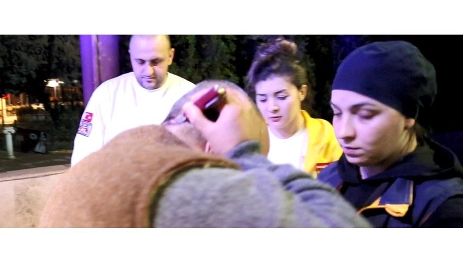 Başına saplı bıçakla hastaneye getirildi