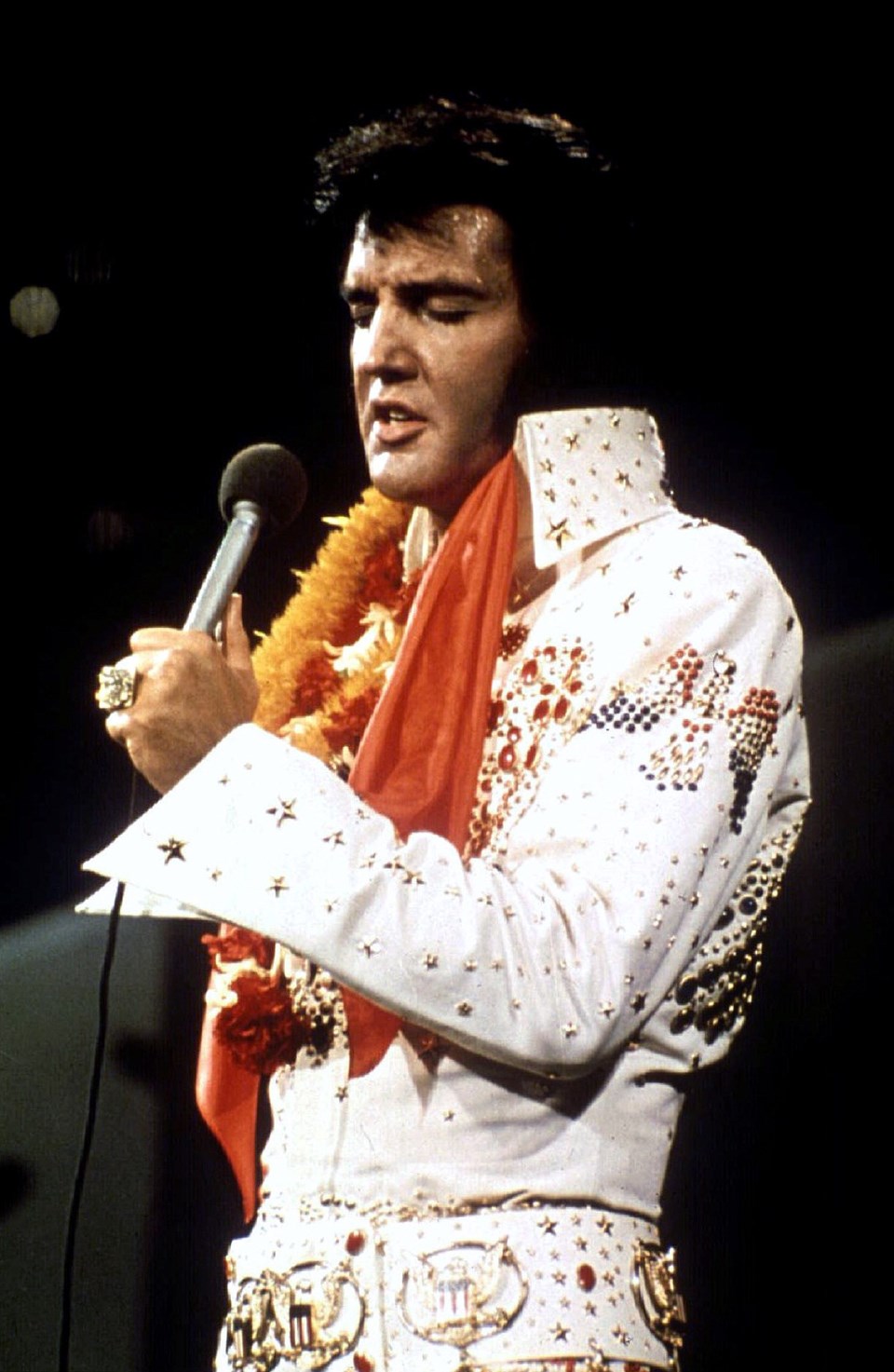 Elvis Presley’in tasarım ceketi 128 bin sterline satıldı - 1