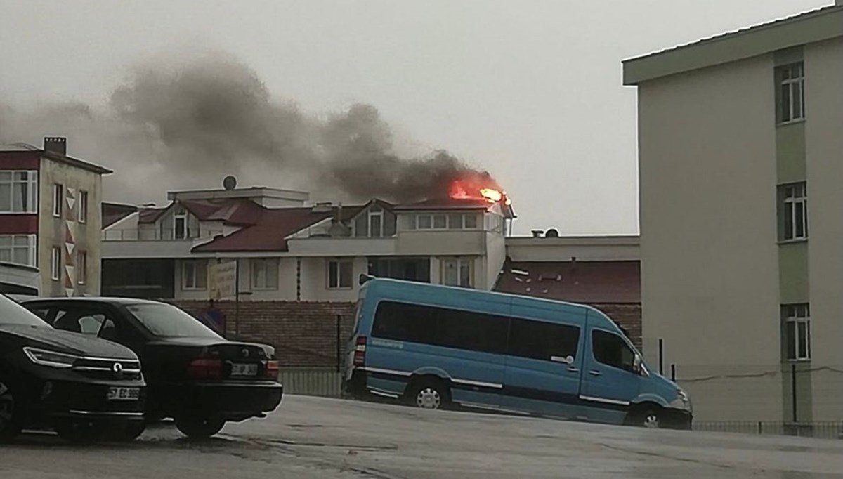 Sinop’ta fırtına: Yıldırım isabet eden apartmanda yangın çıktı