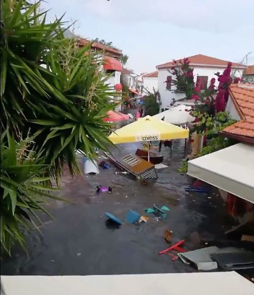 Seferihisar'da tsunami: Sokakları deniz suyu bastı - 2