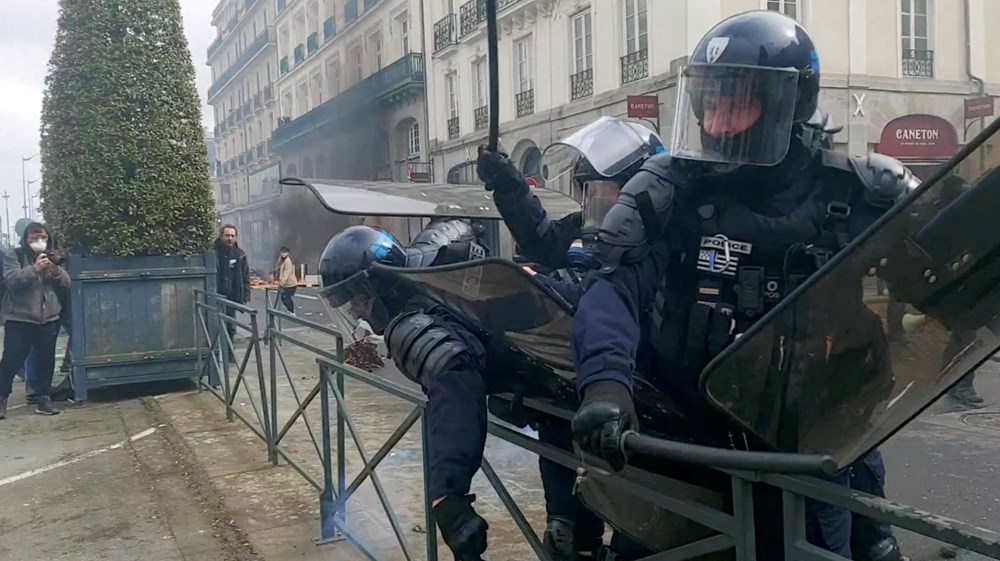 Şiddetli protestolar Paris'in ünlü sokaklarını çöplüğe döndürdü: Kral Charles ziyareti erteledi - 18