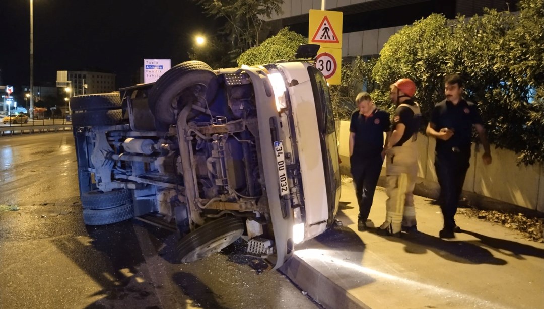 Pendik'te sebze yüklü kamyon devrildi: 2 yaralı