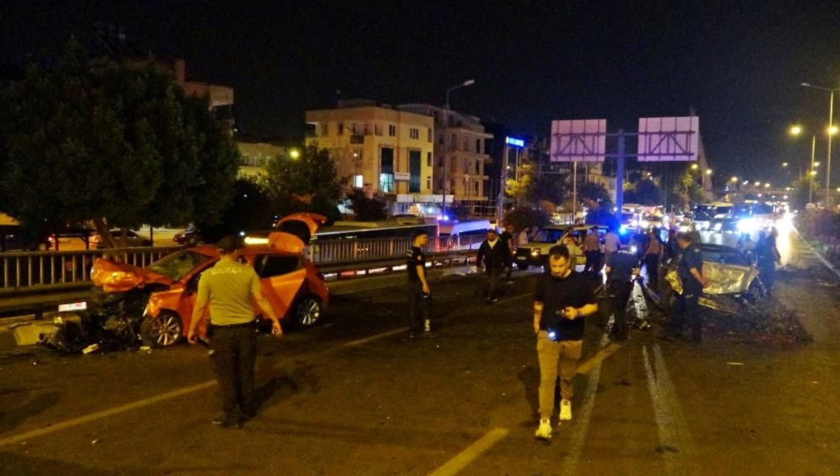 Antalya'da 2 otomobil kafa kafaya çarpıştı: 1'i ağır 5 kişi yaralandı Antalya'da 2 otomobil kafa kafaya çarpıştı: 1'i ağır 5 kişi yaralandı