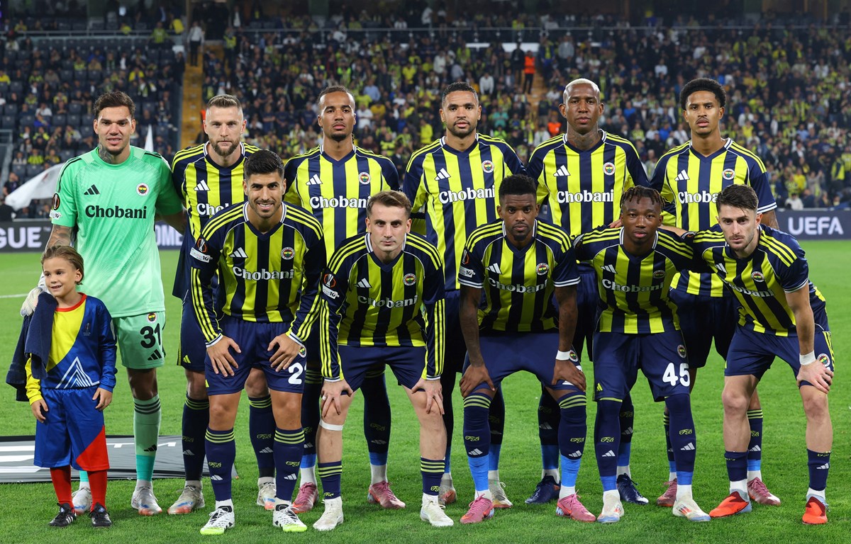 Fenerbahçeli futbolcular, Nice maçı öncesi takım halinde fotoğraf çektirdi.