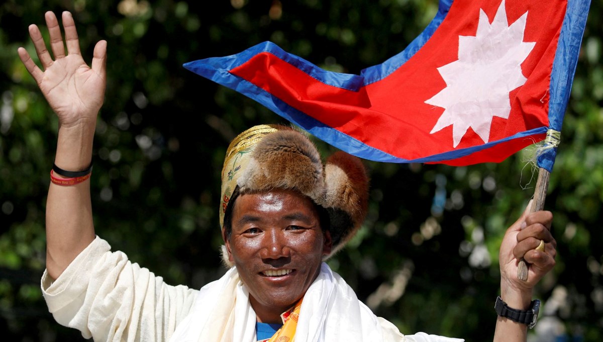 Nepalli dağcı 26. kez Everest’e tırmanarak kendisine ait rekoru kırdı