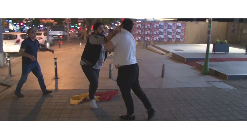 Bağdat Caddesi'nde şampiyonluk turu atan taraftarlara saldırı