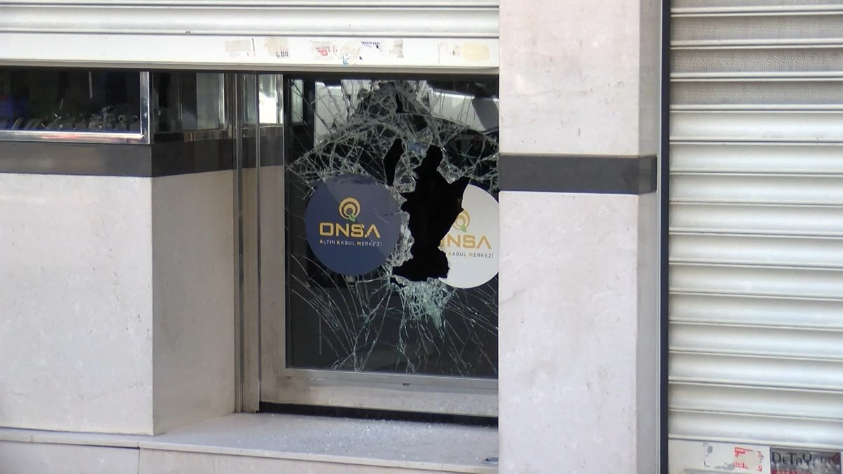 Şüpheliler balyozla kuyumcusunun kapısını kırdı.
