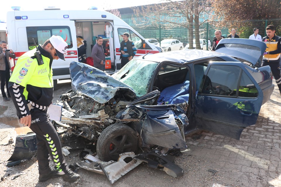 İşçileri taşıyan midibüs otomobille çarpıştı: 12 yaralı - 1