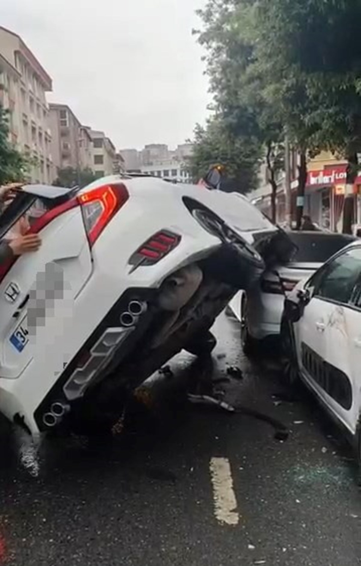 Kazada ölen ya da yaralanan olmadı. Kazada ölen ya da yaralanan olmadı.