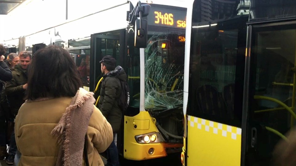 İstanbul Fikirtepe'de metrobüs kazası - 1