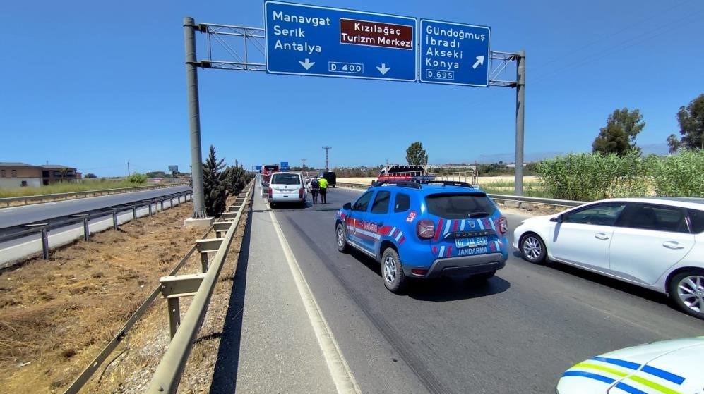 Kaza nedeniyle karayolunda trafik yoğunluğu oluştu