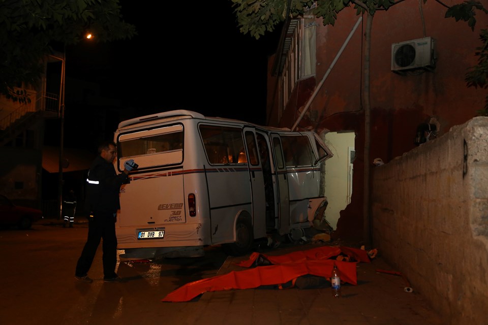 İşçileri taşıyan minibüs duvara çarptı: 3 ölü - 1