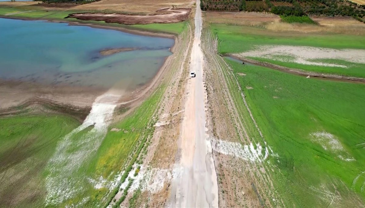Sular çekilince ortaya çıktı: Gölet altında kalan eski karayolu